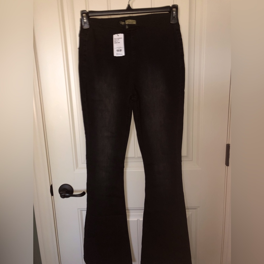 New WithTags Suzanne Betro Stretch Pull On Flare Bottom Jean Size 6.